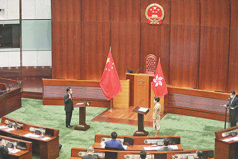 ◎ 一月三日,香港特別行政區第七屆立法會九十位議員在立法會綜合大樓會議廳舉行宣誓儀式,行政長官林鄭月娥監誓。宣誓現場除了高懸的國徽,在主席台上還擺放了國旗和區旗,這也是立法會議員首次在國徽下宣誓。圖為議員宣誓。(香港中通社記者 謝光磊 攝)