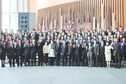 ◎ 一月三日,香港特區第七屆立法會九十位議員在立法會綜合大樓會議廳舉行宣誓儀式。圖為新一屆立法會議員完成宣誓後合照。(香港中通社記者 謝光磊 攝)
