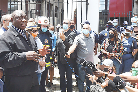 ◎ 南非議會一月二日晚發表聲明說,位於立法首都開普敦的議會主要建築在當天清晨發生的火災中受損嚴重,消防員已控制多處火勢但尚未完全撲滅大火。圖為二日,南非總統拉馬福薩(前左)在開普敦的議會外向媒體說明火災情況。(新華社)