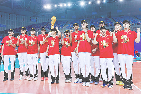 ◎ 一月五日,獲得冠軍的天津渤海銀行隊球員在頒獎儀式後合影慶祝。在廣東江門舉行的中國女子排球超級聯賽冠軍爭奪戰第二場較量中,天津渤海銀行隊以三比0戰勝江蘇中天鋼鐵隊,從而以二比0的總比分奪得冠軍。(新華社記者 楊植森 攝)
