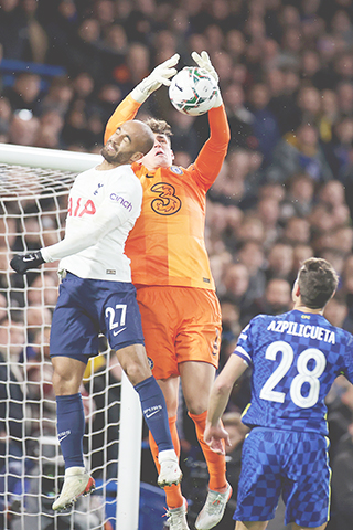 ◎ 熱刺射手盧卡斯摩拉衝門不果,車路士門將阿利沙巴拉加沒收來球。(新華社記者 李穎攝)