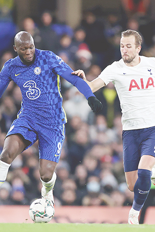 ◎ 一月五日,車路士隊盧卡古(左)與熱刺隊哈利卡尼在比賽中拼搶。(新華社記者 李穎 攝)