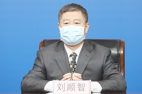 ◎ 一月六日,西安市召開新冠肺炎疫情防控工作新聞發佈會,針對「孕婦在高新醫院門口等待二小時後流產」事件作出通報。發佈會上,西安市衛生健康委主任劉順智公開道歉。圖為劉順智在發佈會上。(香港中通社)