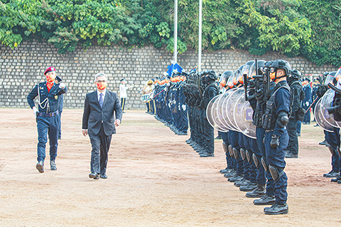 ◎ 黃少澤司長檢閱受檢部隊和車隊。