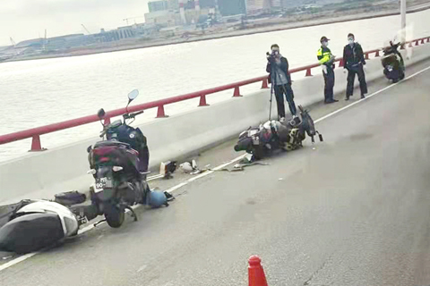 　◎ 友誼大橋三輛電單車相撞，四人傷。（網絡圖片）