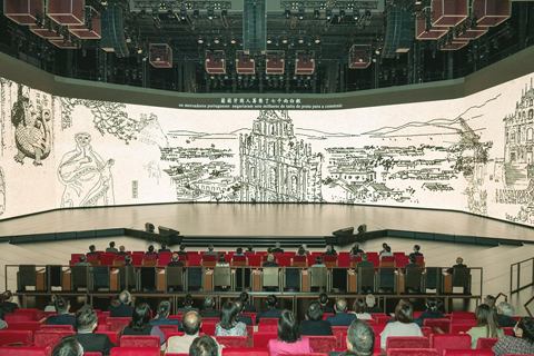 ◎ 《圖說鏡海—鏡海歸帆圖》故事片在美高梅劇院的特大超高清LED顯示幕上映,帶來震撼視覺效果。