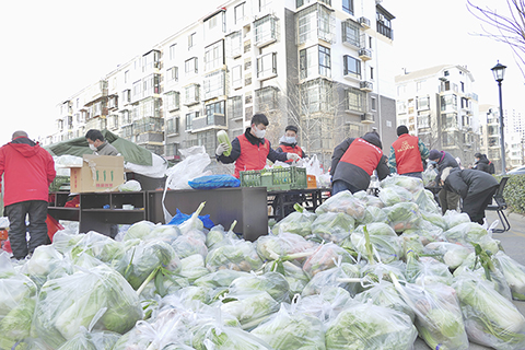 ◎ 一月十二日,在天津市西青區大寺鎮疫情管控區,社區工作者在生活物資保障點為居民分裝蔬菜。為應對新冠肺炎疫情,天津已啟動群眾生活供給保障聯動應急響應機制,加大線上線下貨源組織並投放市場,保障天津市民生活必需品供應。(中新社)