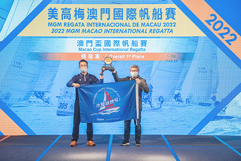 　◎ 潘永權頒發澳門盃國際帆船賽總冠軍獎。