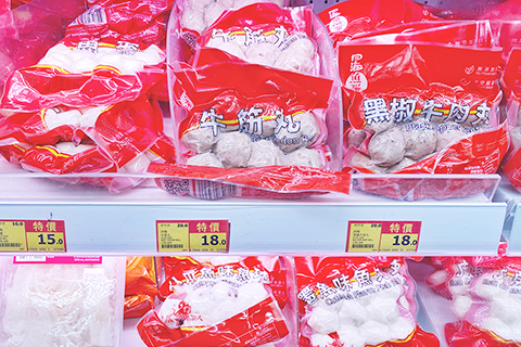 ◎ 一月十七日,香港消委會公佈,檢測共六十款不同類型肉丸樣本,發現多款肉丸不含名稱標示的食材。測試的十四款牛肉丸及六款牛筋丸,發現八款牛肉丸所佔的肉類動物基因比例低於一半,其餘為豬和雞基因。(香港中通社記者 謝光磊 攝)