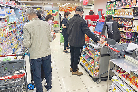 ◎一月十七日,香港消費者委員會公佈,根據四大超巿的日常貨品價格抽檢結果,去年下半年內日常食品如麵包、米、食油等及個人護理產品的平均價格上升百分之一點五。當中以「麵包蛋糕/穀類早餐/麵包醬」類的平均價格升幅最高,達百分之二點四。(香港中通社記者 謝光磊 攝)