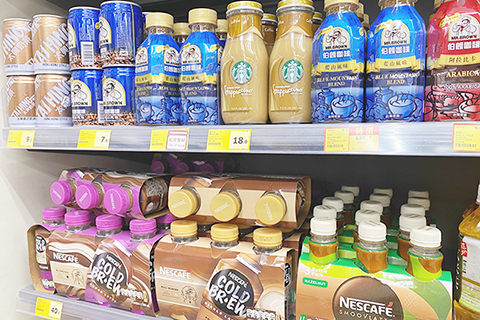 ◎ 一月十七日,香港消費者委員會公佈,九成半咖啡樣本檢出基因致癌物丙烯醯胺(acrylamide),以即溶咖啡粉的含量比咖啡豆、咖啡膠囊、咖啡粉高,當中以韓國的「Taster’s Choice(Nestle)Original Soluble Coffee」最多,含七百九十微克,然而仍未超出歐盟標準;另亦有兩成樣本驗出含鉛、一成樣本驗出含錫,但同樣未有超標。(香港中通社記者 謝光磊 攝)