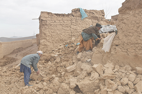 ◎ 阿富汗西部巴德吉斯省十七日發生五點三級地震。當地官員十八日說,地震已造成二十二人死亡、五人受傷。巴德吉斯省卡迪斯地區行政長官穆罕默德.薩利赫表示,卡迪斯地區受災最為嚴重,很多房屋在地震中損毀。圖為十八日,在阿富汗西部巴德吉斯省卡迪斯地區,當地居民站在房屋廢墟中。(新華社)