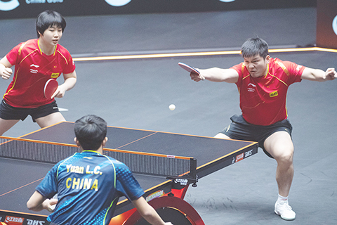 ◎ 一月十九日,中國選手樊振東(右)、蒯曼在混雙比賽中。當日,由澳門體育局及WTT世界乒乓球職業大聯盟主辦、澳門乒乓總會協辦的「WTT澳門冠軍賽二0二一中國之星」在澳門塔石體育館舉行首日賽事。(香港中通社圖片)