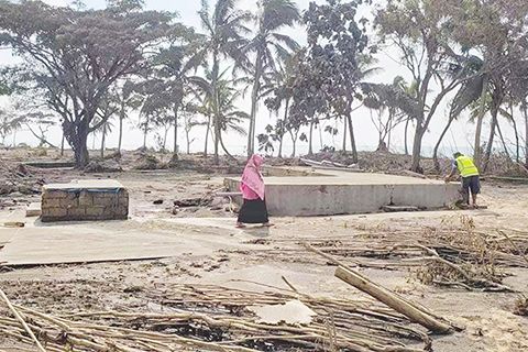 ◎ 這是一月十九日拍攝的海嘯過後的湯加首都努庫阿洛法郊外。努庫阿洛法十九日開始恢復部份供電和通信。(新華社發湯加哈阿塔富度假村供圖)