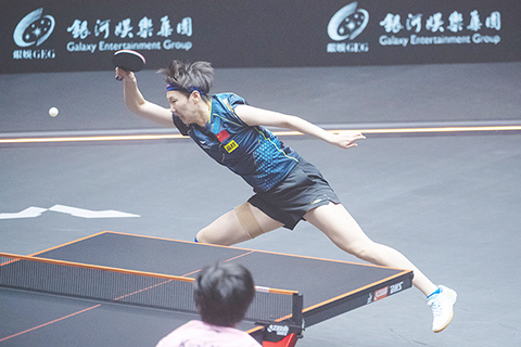 ◎ 一月二十日,中國選手王曼昱(上)三比一勝蒯曼,晉級八強。(新華社記者 張金加攝)