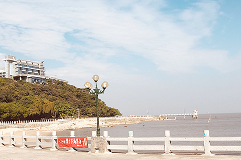 沙灘、礁石、燈塔,皆為網紅打卡要素。