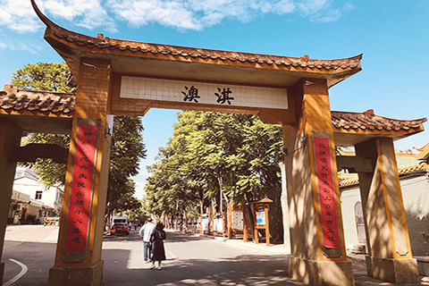 淇澳村入口牌坊,內有衛生間。