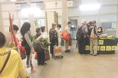 ◎ 市政署在關閘口岸設臨時景觀植物檢疫站。