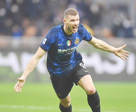 ◎ 一月二十二日,國際米蘭隊球員迪施高在進球後慶祝。意大利足球甲級聯賽第二十三輪比賽中,國際米蘭隊主場以二比一戰勝威尼斯隊。(新華社發)