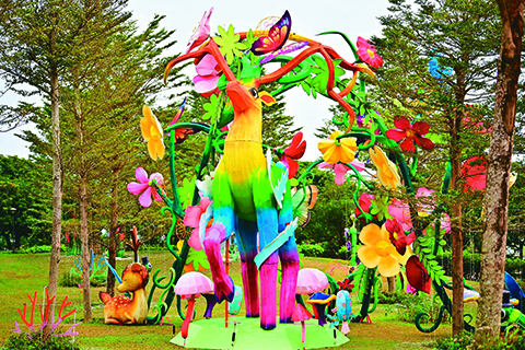 ◎ 佛光山花燈區各處可看到造型可愛的老虎,呼應今年生肖虎年;主燈〈鹿野苑〉造型主體五色鹿,源自佛本生故事。圖╱人間社記者趙啟超