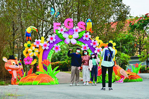 ◎ 佛光山花燈區各處可看到造型可愛的老虎,呼應今年生肖虎年;主燈〈鹿野苑〉造型主體五色鹿,源自佛本生故事。圖╱人間社記者趙啟超