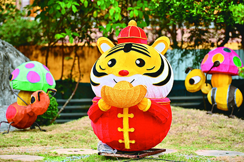 ◎ 佛光山花燈區各處可看到造型可愛的老虎,呼應今年生肖虎年;主燈〈鹿野苑〉造型主體五色鹿,源自佛本生故事。圖╱人間社記者趙啟超