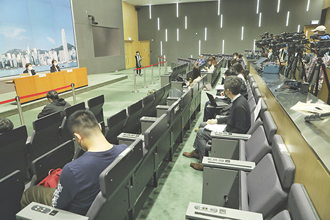 ◎ 一月二十四日,香港第五波疫情嚴峻,日增確診個案激升。特區政府召開疫情簡報會公佈,截至當日零時,新增一百零九宗新冠確診個案,其中十一宗為輸入個案,九十八宗為本地感染,源頭不明個案達五宗。(香港中通社記者 謝光磊 攝)