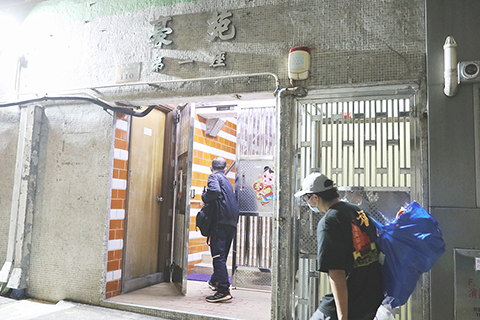 ◎ 一月二十四日,香港黃大仙豪苑第一座新增兩宗確診個案及一宗初步確診個案,均居於E單位。特區政府專家顧問袁國勇聯同衞生署人員到現場調查後表示,該大廈出現垂直傳播,感染源頭懷疑是其中一戶所養的倉鼠,全幢大廈E室單位由上至下須全部撤離。(香港中通社記者 謝光磊 攝)