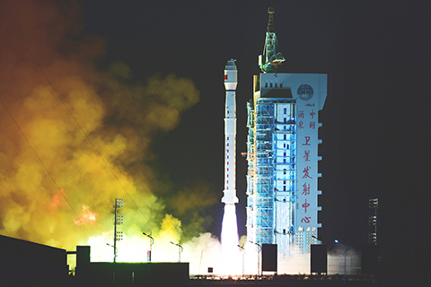 ◎ 一月二十六日七時四十四分,中國在酒泉衛星發射中心用長征四號丙運載火箭,成功將L-SAR01組A星發射升空。衛星順利進入預定軌道,發射任務獲得圓滿成功。(中新社)