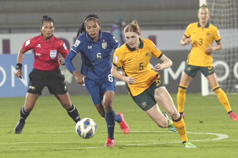 　◎ 澳洲女足（黃衣）昨夜二比一戰勝泰國隊。（美聯社）