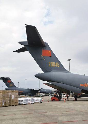 ◎ 中國空軍兩架運-20飛機在廣州白雲機場裝載運往湯加的救災物資(手機照片,一月二十六日攝)。(新華社)