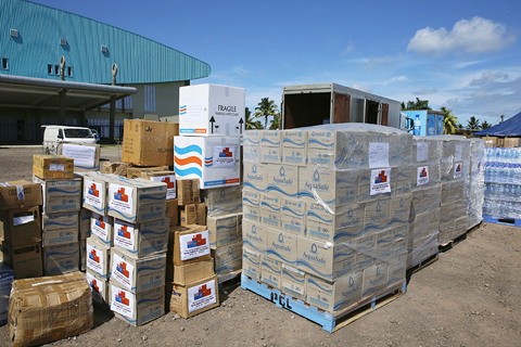 ◎ 近日,斐濟華人社團積極行動,為遭受火山噴發及海嘯襲擊的南太平洋島國湯加籌集了一批救災物資,將通過船隻運往湯加。圖為一月二十七日在斐濟首都蘇瓦拍攝的準備運往湯加的救災物資。(新華社)