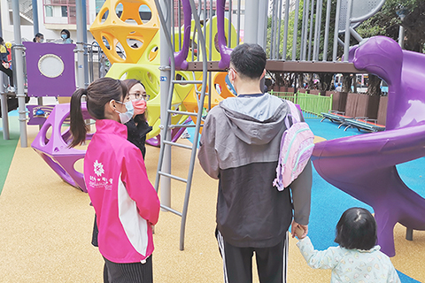 ◎ 婦聯代表到公園聆聽家長意見。