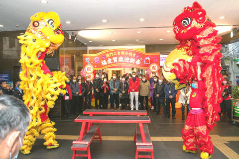 ◎ 澳門工聯體委工武健身會賀歲。