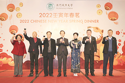 ◎ 澳城市大學校領導向全體教職員工祝酒。