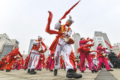 ◎ 二月十五日,農曆正月十五元宵節,民間傳統社火隊伍聚集在新疆烏魯木齊市人民廣場,扭秧歌、舞龍、打腰鼓,歡度元宵佳節。(中新社記者 劉新 攝)