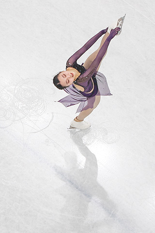 ◎ 二月十五日,中國選手朱易在比賽中。北京冬奧會花樣滑冰女子單人滑短節目比賽在首都體育館舉行。(新華社記者 徐子鑒攝)