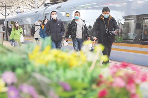 ◎ 二月十七日,江蘇南京,旅客在火車站有序出行。元宵節後,春運將迎來最後一波返程客流高峰。(中新社)
