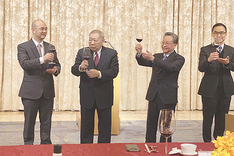 　◎ 立法會主席高開賢（右二）、副主席崔世昌（左二）等向傳媒祝酒。