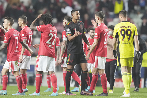 ◎ 阿積士、賓菲加二比二「握手言和」。(美聯社)