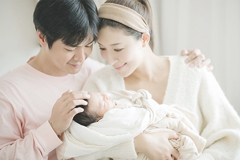 ◎ 楊茜堯與老公抱著女兒,樂滋滋。