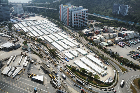 ◎ 二月二十八日,位於香港青衣的中央援建方艙醫院即將竣工,現場工人正在為工程做最後的收尾工作。(香港中通社記者 許其皓攝)