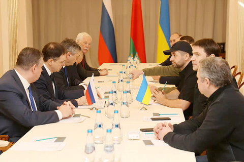 ◎ 俄羅斯代表團和烏克蘭代表團二月二十八日在白俄羅斯戈梅利州開始舉行談判。圖為當日在白俄羅斯戈梅利州拍攝的談判現場。(新華社發 白俄羅斯通訊社供圖)