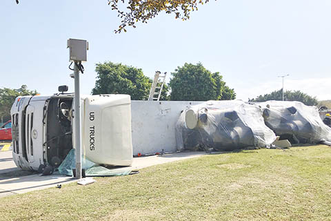　◎ 大型拖架車失控翻側，兩部巨型冷氣機倒下。