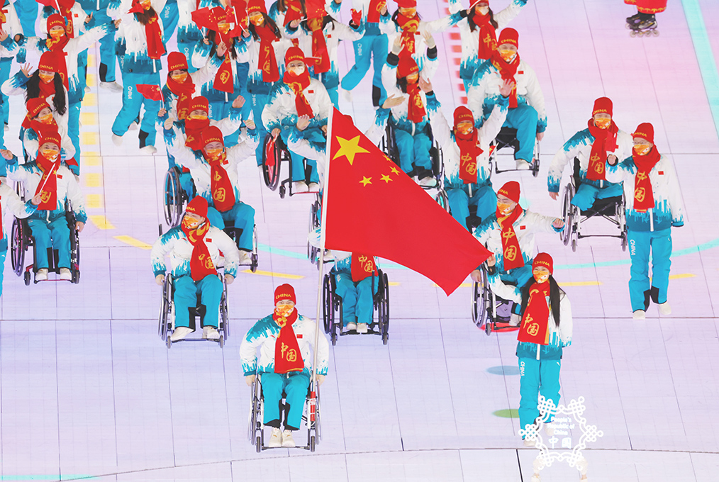 ◎ 三月四日,北京二0二二年冬殘奧會開幕式在北京國家體育場舉行。圖為中國代表團入場,由運動員郭雨潔(前排右)、汪之棟(前排左)擔任旗手。(中新社記者 韓海丹 攝)