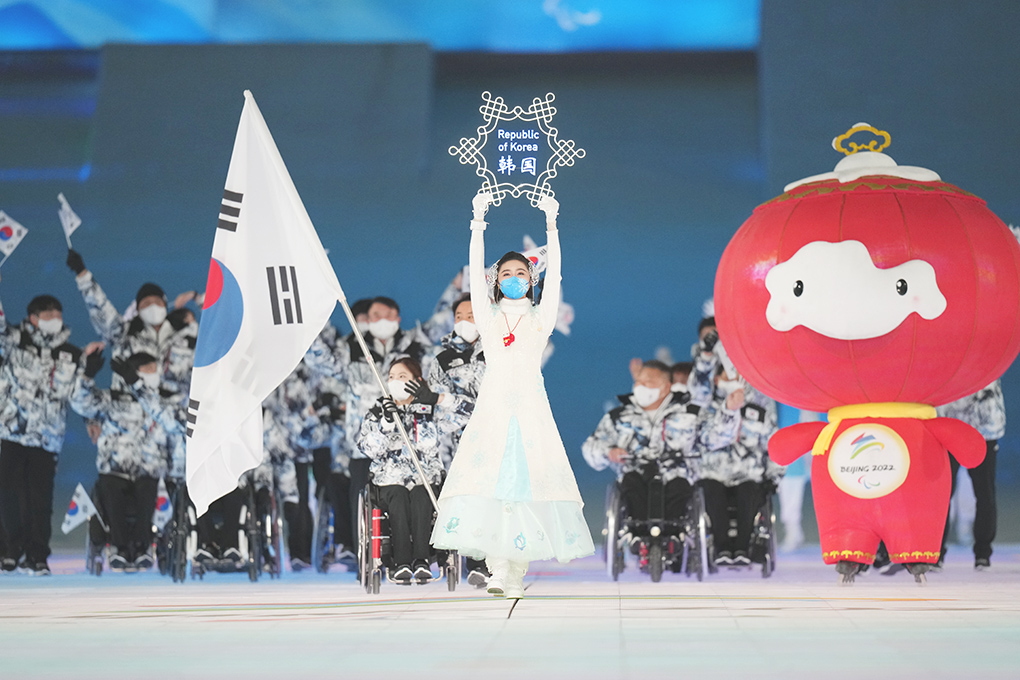 ◎ 三月四日晚,北京二0二二年冬殘奧會開幕式在北京國家體育場舉行。這是韓國代表團在開幕式上入場。(新華社記者 吳壯 攝)