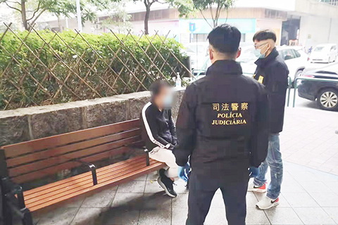 ◎ 有吸毒前科男子再吸毒後闖入學校被拘查。