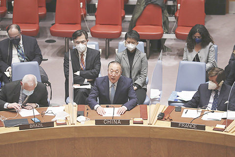 ◎ 當地時間三月七日,聯合國安理會在紐約聯合國總部審議烏克蘭人道主義問題。圖為中國常駐聯合國代表張軍在會上介紹中方關於烏克蘭人道局勢的六點倡議,並就解決烏克蘭危機闡述中方立場主張。(中新社)