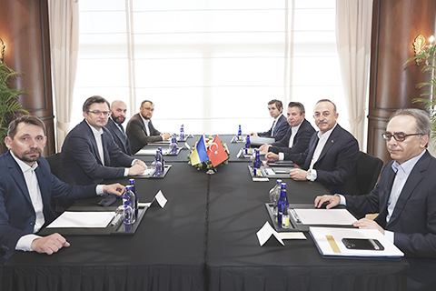 ◎ 三月十日,土耳其外長恰武什奧盧與俄烏兩國外長在土耳其安塔利亞舉行會晤。圖為當日土耳其外長恰武什奧盧(右二)與烏克蘭外長庫列巴(左二)在土耳其安塔利亞舉行會晤的現場。(新華社)