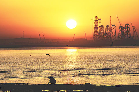 ◎ 這是三月八日在山東煙台市蓬萊區海濱拍攝的海上日出。新華社發(于良意攝)